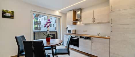 Frigorifero, microonde, forno, piano cottura