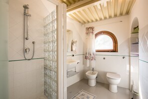 Douche, articles de toilette gratuits, sèche-cheveux