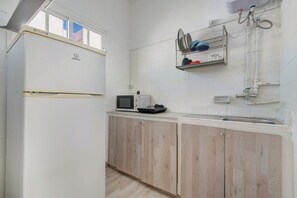 Fridge, microwave, stovetop, electric kettle - Vacation Apartment 'Capitán Pepito 2' with Balcony and Wi-Fi (Las Palmas de Gran Canaria)