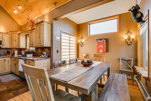 Dining - Dory Lakes · Breathtaking Views Hot Tub, Pool Table, Fireplace (Black Hawk)