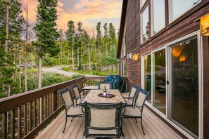 Outdoor dining - Dory Lakes · Breathtaking Views Hot Tub, Pool Table, Fireplace (Black Hawk)