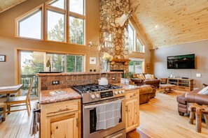 Fridge, microwave, oven, stovetop - Dory Lakes · Breathtaking Views Hot Tub, Pool Table, Fireplace (Black Hawk)