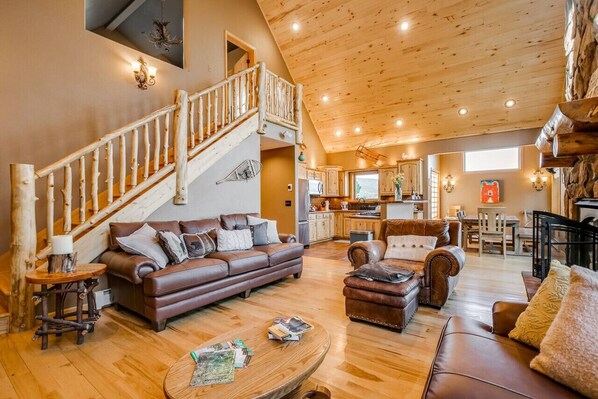 TV, fireplace - Dory Lakes · Breathtaking Views Hot Tub, Pool Table, Fireplace (Black Hawk)