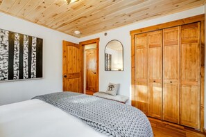 2 bedrooms, desk, iron/ironing board, free WiFi - Mountain Modern w/ Patio & Views (Vail)
