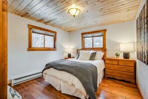 2 bedrooms, desk, iron/ironing board, free WiFi - Mountain Modern w/ Patio & Views (Vail)