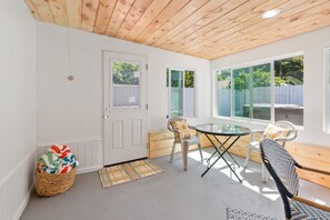Dining - Retro Chic Hot Tub & Game Room, 10 Mins From Beach (Oceanside)
