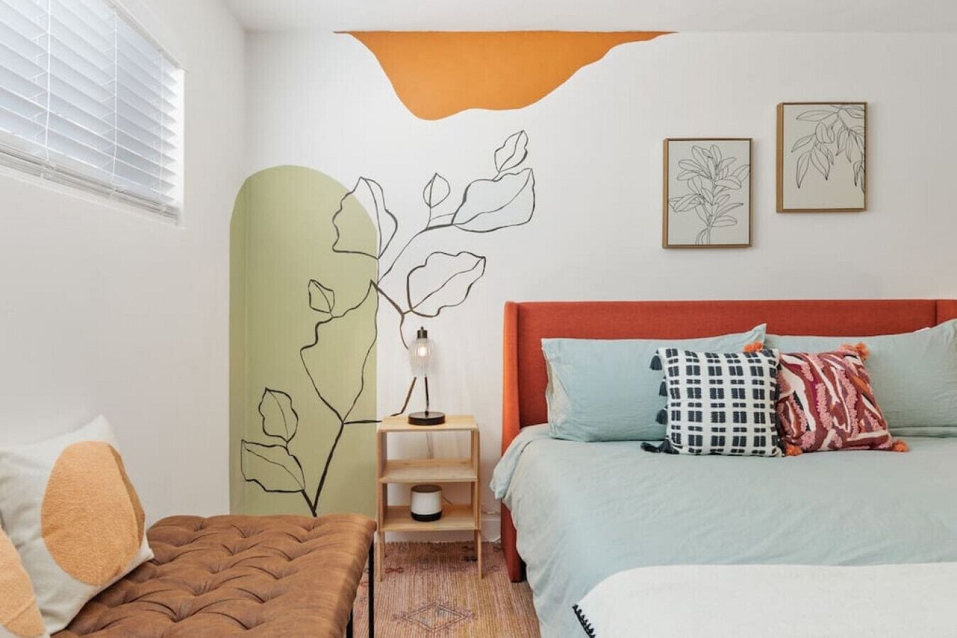 4 habitaciones, escritorio y tabla de planchar con plancha 