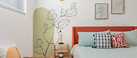 4 habitaciones, escritorio y tabla de planchar con plancha