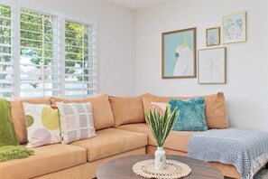 TV, video games, table tennis - Retro Chic Hot Tub & Game Room, 10 Mins From Beach (Oceanside)