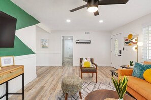 TV, video games, table tennis - Retro Chic Hot Tub & Game Room, 10 Mins From Beach (Oceanside)