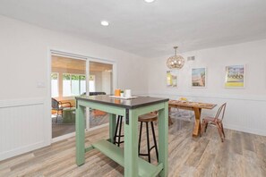 Dining - Retro Chic Hot Tub & Game Room, 10 Mins From Beach (Oceanside)