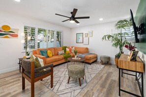 TV, video games, table tennis - Retro Chic Hot Tub & Game Room, 10 Mins From Beach (Oceanside)
