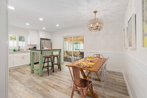 Dining - Retro Chic Hot Tub & Game Room, 10 Mins From Beach (Oceanside)