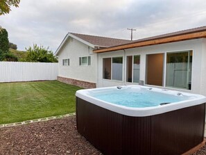 Outdoor spa tub - Retro Chic Hot Tub & Game Room, 10 Mins From Beach (Oceanside)