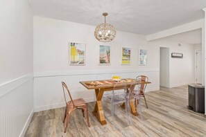 Dining - Retro Chic Hot Tub & Game Room, 10 Mins From Beach (Oceanside)