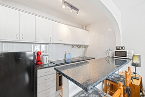 Kylskåp, mikrovågsugn, ugn och spishäll