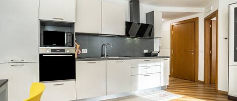 Refrigerador, microondas, horno, placa de cocina