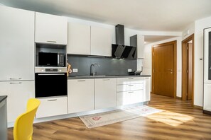 Kühlschrank, Mikrowelle, Ofen, Herdplatte