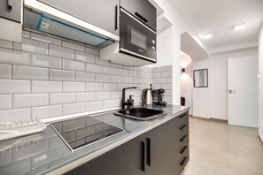 Réfrigérateur, micro-ondes, plaque de cuisson, lave-vaisselle