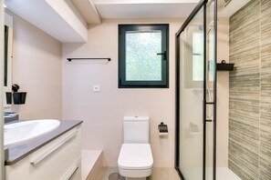 Douche, sèche-cheveux, serviettes fournies