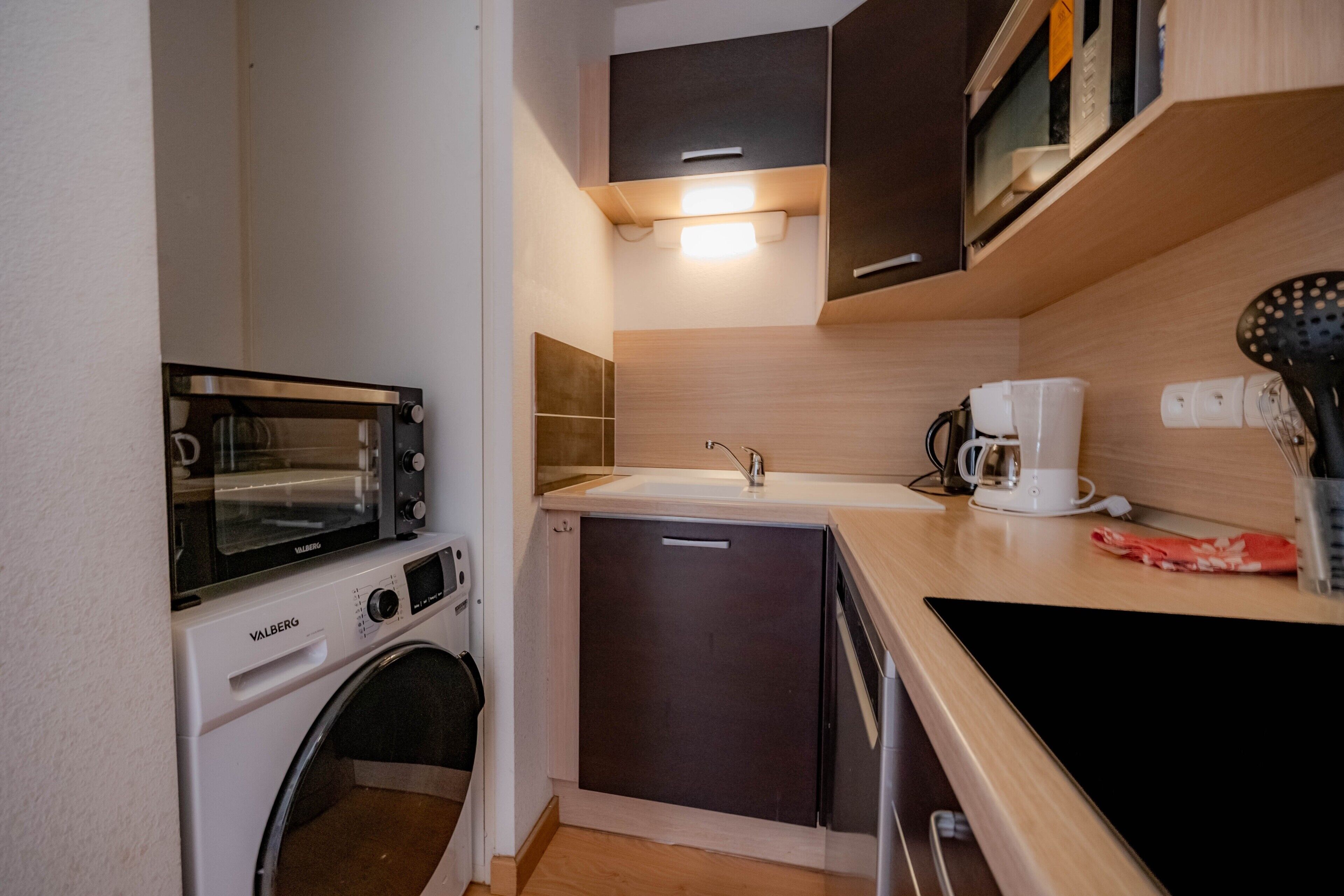 Frigorifero, microonde, forno, piano cottura