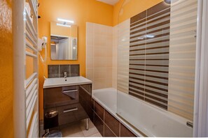 浴槽、ヘアドライヤー