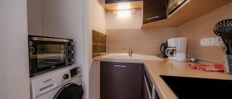 冷蔵庫、電子レンジ、オーブン、コンロ