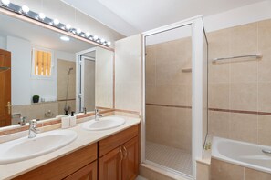 Badewanne, Haartrockner, Handtücher