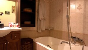 Séchoir à cheveux, serviettes fournies, savon, shampooing