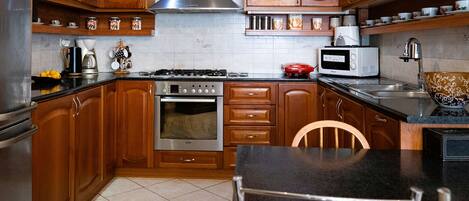 Kjøleskap, mikrobølgeovn, ovn og kokeplater