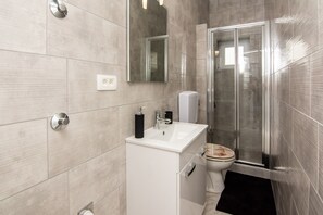 Economy Apartment | Bathroom | Shower, hair dryer, towels