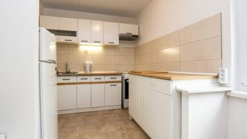 Departamento Confort | Cocina privada | Refrigerador con congelador, microondas, horno y tostadora