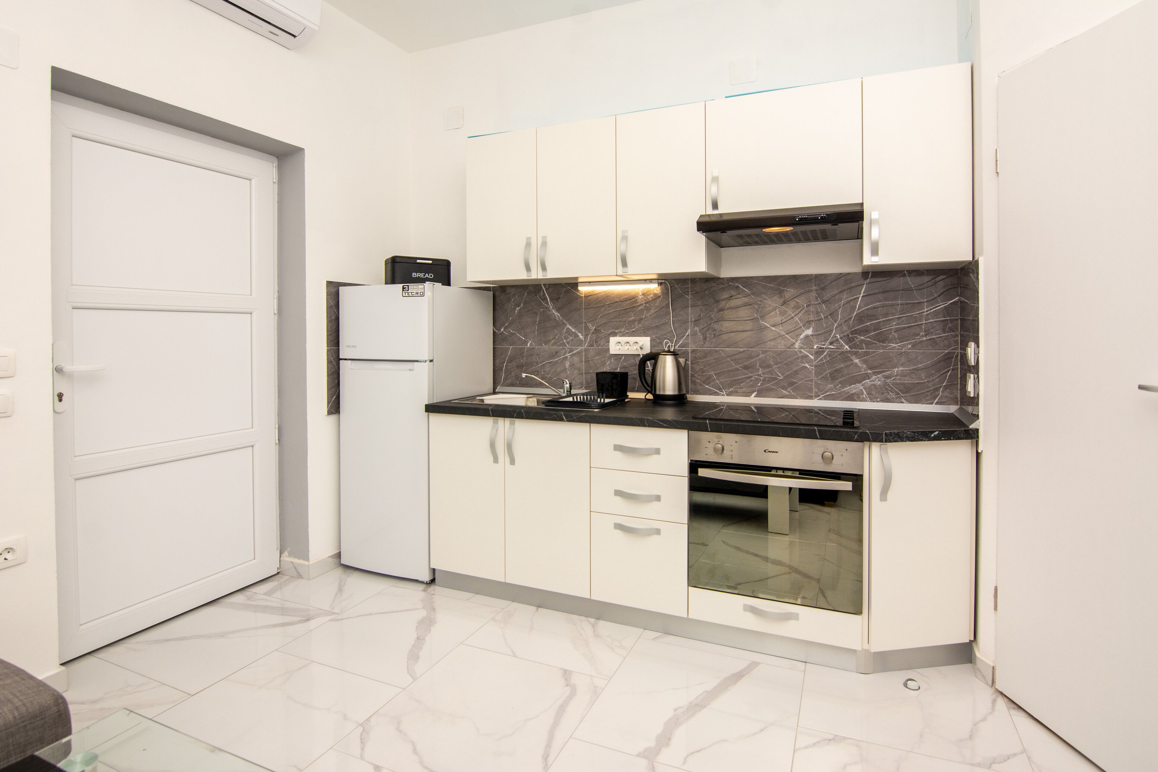 Economy Apartment | Private kitchen | Full-size fridge, microwave, oven, electric kettle