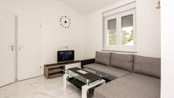 Economy Apartment | Living area | 100-cm flat-screen TV with satellite channels