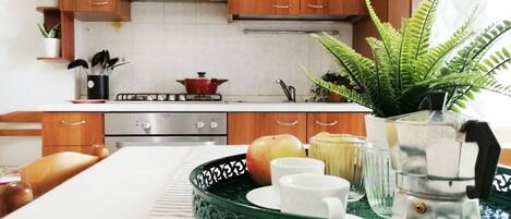 Oven, stovetop, coffee/tea maker, cookware/dishes/utensils