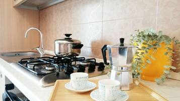 Frigorifero, forno, piano cottura, macchina per tè/caffè