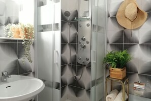 Secador de cabelo, toalhas de banho, papel higiênico 