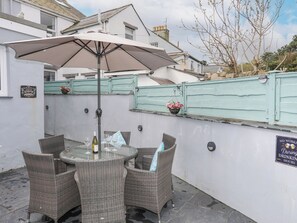 Outdoor dining - Cobblers Cottage (Beaumaris)