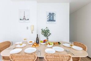 Deluxe-Apartment, Nichtraucher (Stay 1st 302) | Essbereich im Zimmer