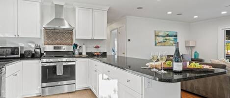 ثلاجة، ميكروويف، فرن، موقد طهي مسطح