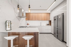 Kühlschrank, Mikrowelle, Ofen, Herdplatte