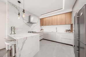Frigorífico, microondas, horno y placa de cocina
