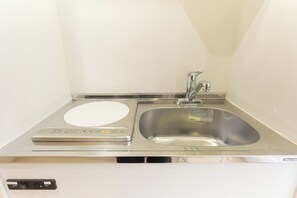 Microwave, stovetop, cookware/dishes/utensils - 3 4minute walk from Okubo Station | Single room with WiFi | Near Shinjuku and ShinOkubo / Shinjuku-ku Tokyo (Shinjuku-ku)