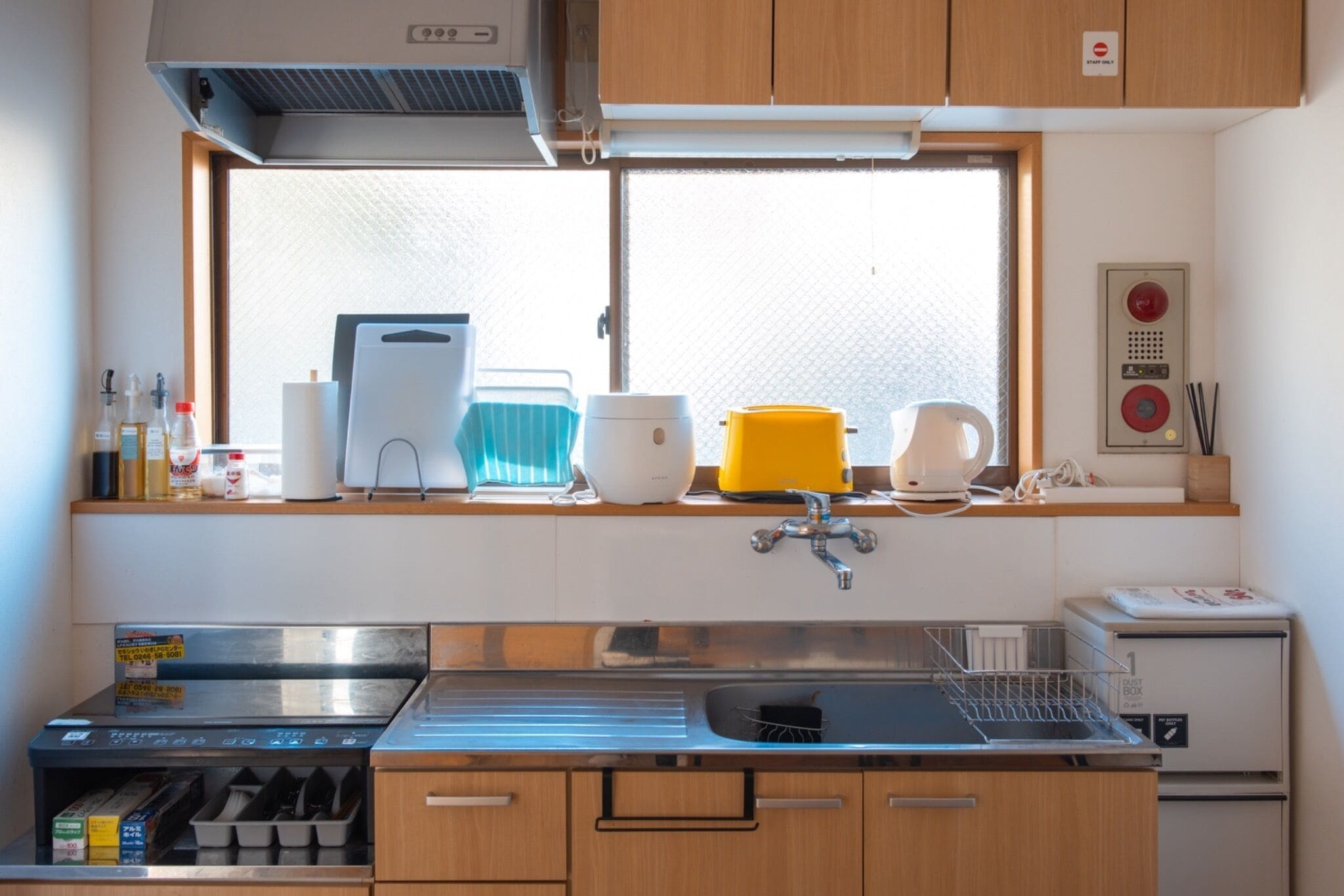 Kühlschrank, Mikrowelle, Herdplatte, Kochgeschirr/Geschirr/Besteck