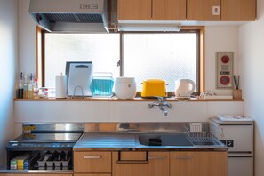 Geladeira, micro-ondas, cooktop, talheres/pratos/utensílios de cozinha