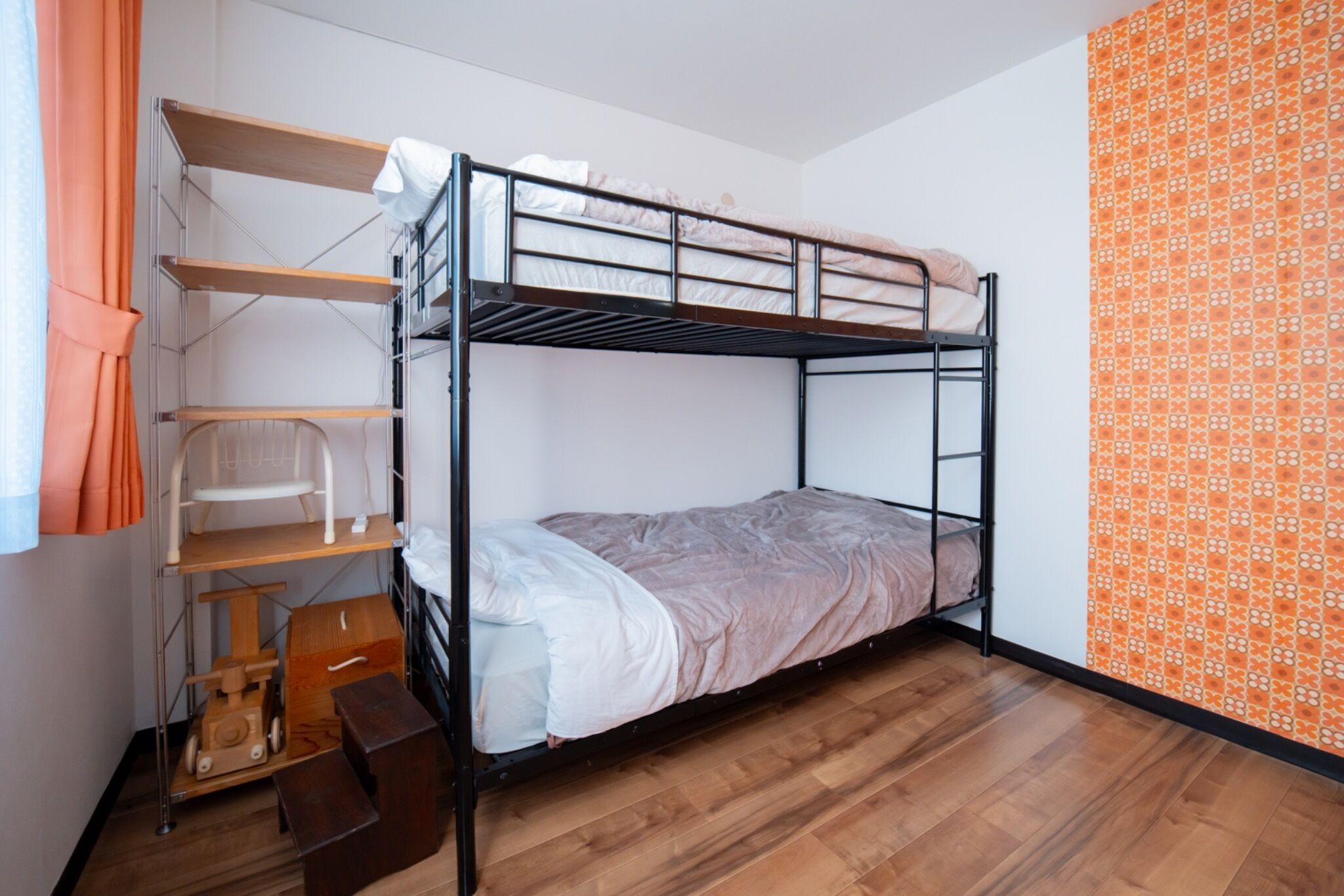 2 室のベッドルーム、デスク、WiFi (無料)、ベッドシーツ