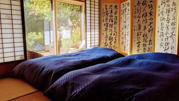 4 slaapkamers, een bureau, een strijkplank/strijkijzer, gratis wifi