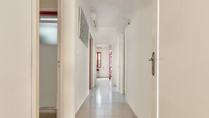 A hallway with a tiled floor, white walls, and a door on the left. - 3599 Casa Delma by Barbarhouse (Porto Cesareo)