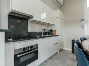 Kühlschrank, Mikrowelle, Herdplatte, Geschirrspüler