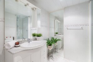 Een douche, een haardroger, handdoeken